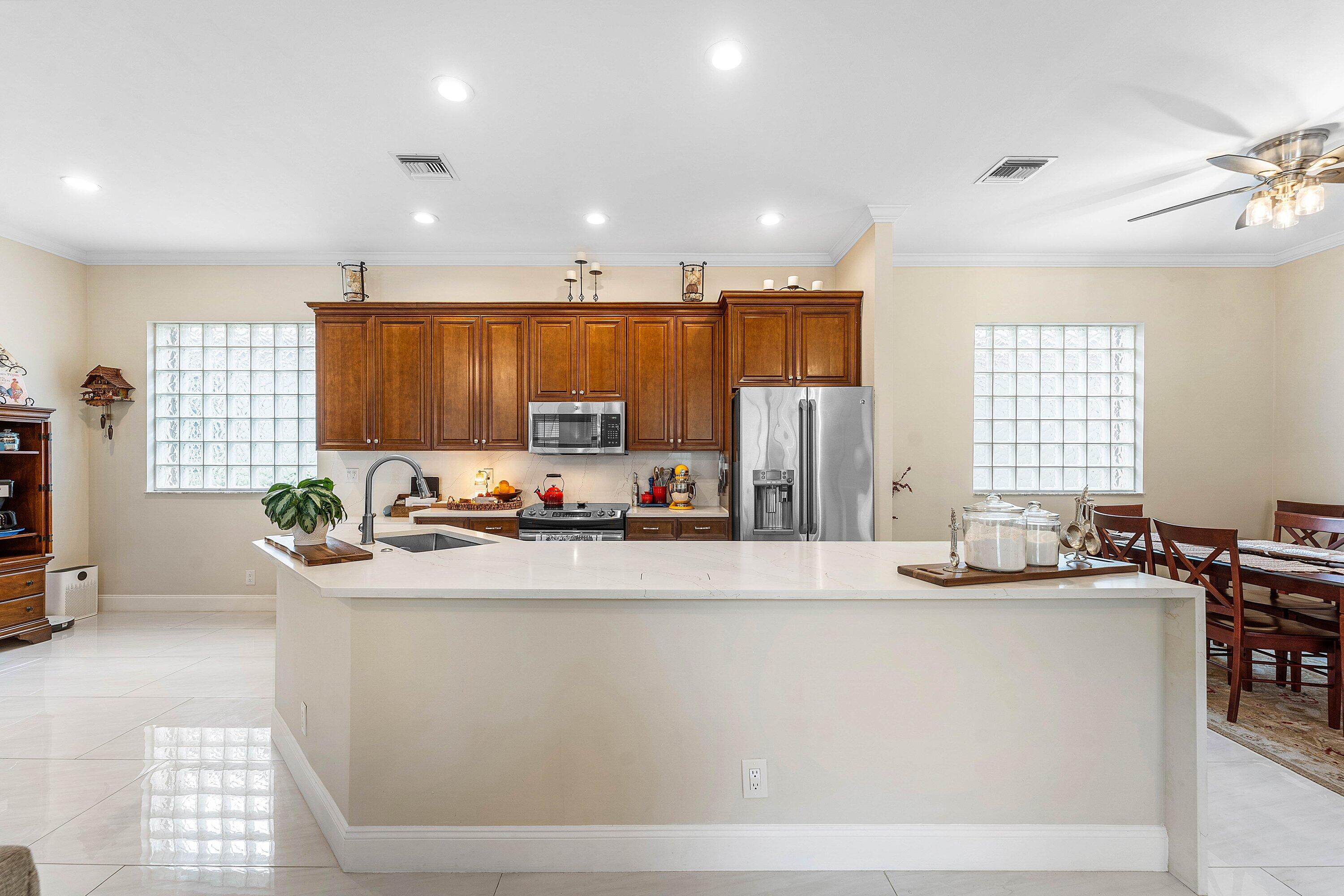 5827 Via De La Plata Circle