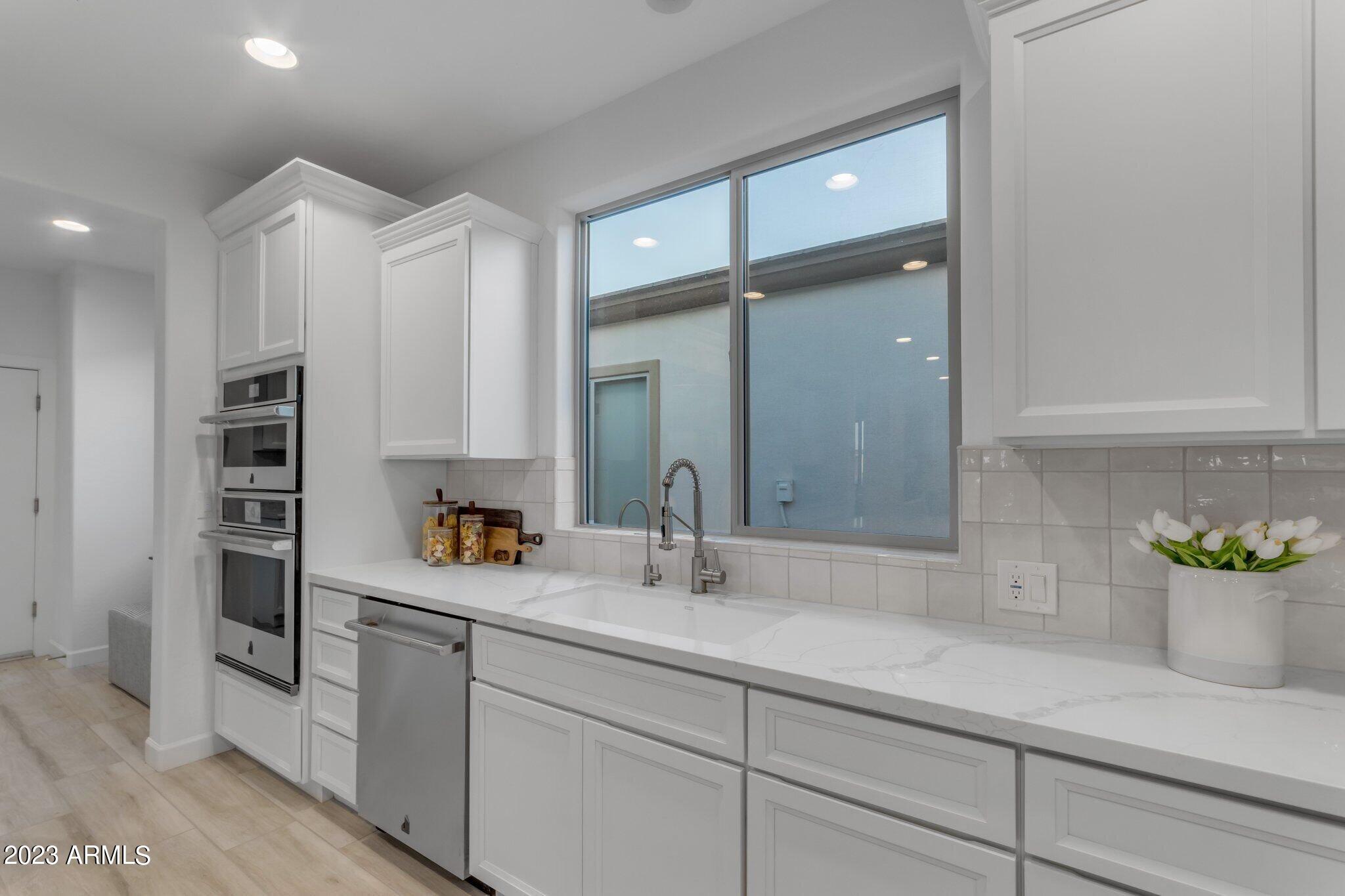 428 E VETERANS Way
