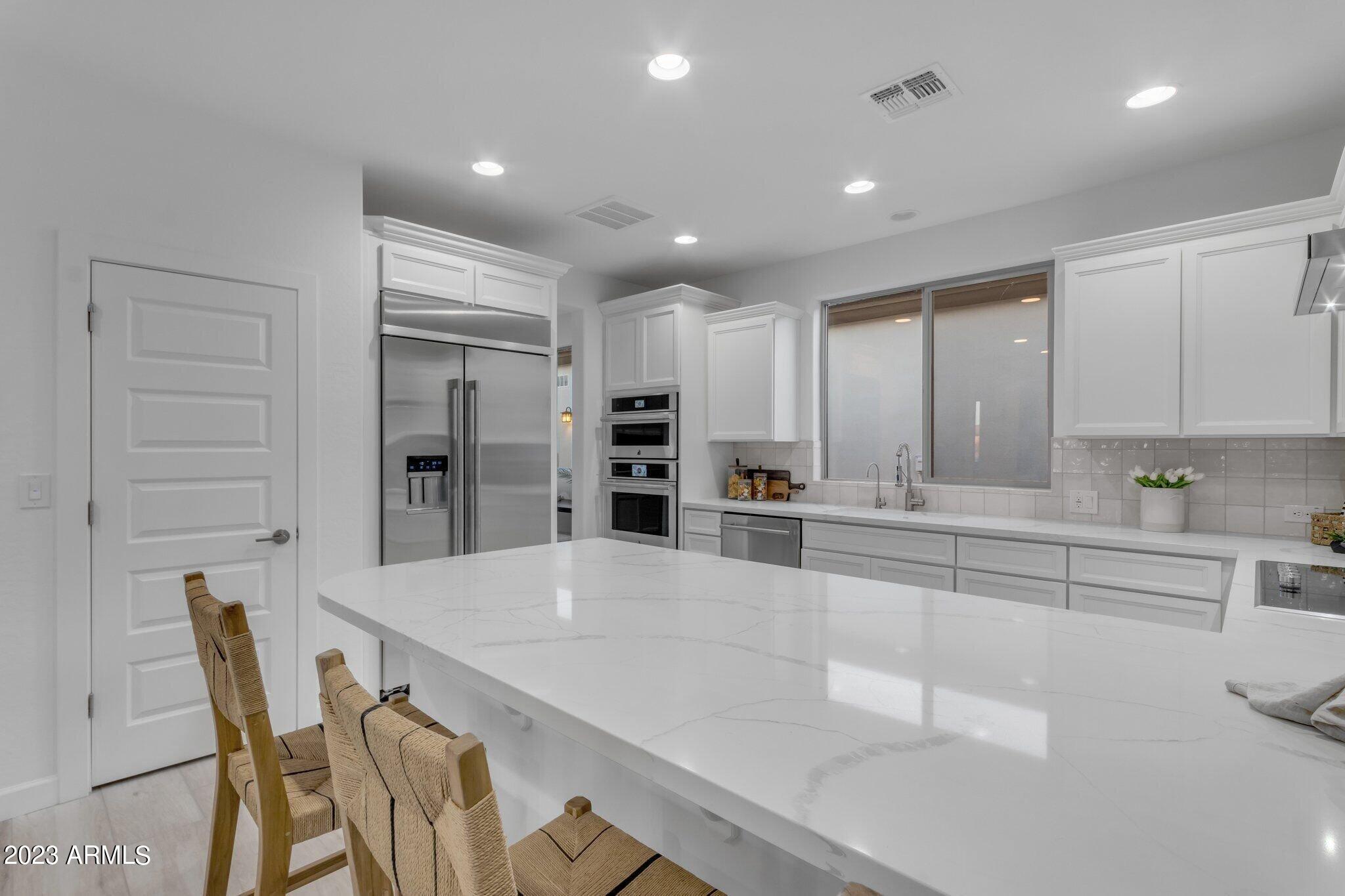 428 E VETERANS Way
