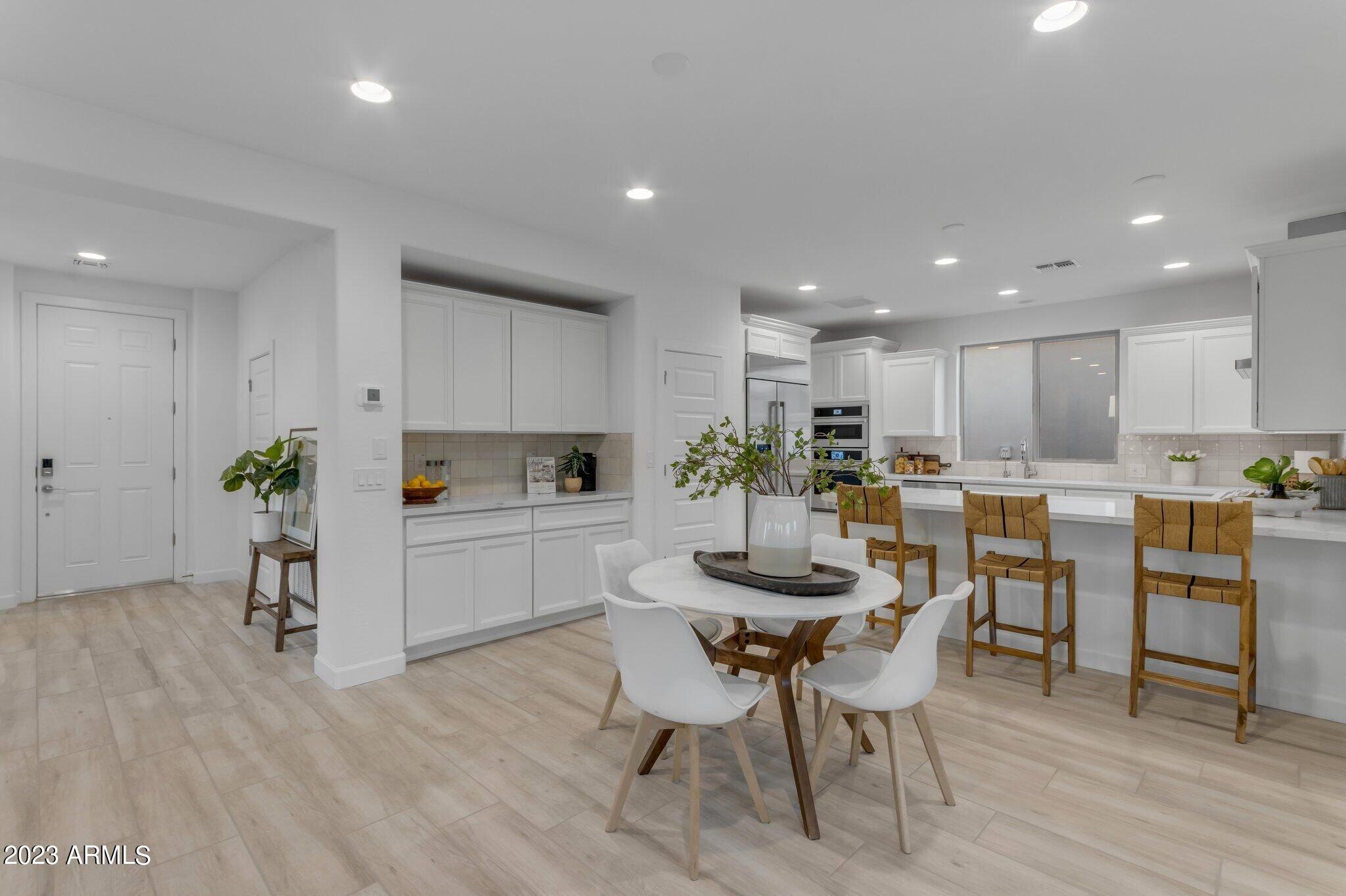 428 E VETERANS Way