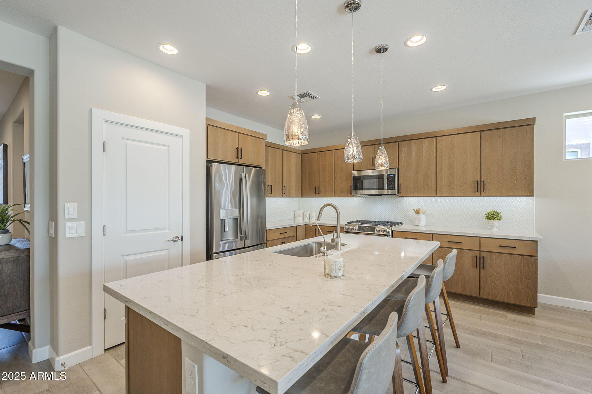 758 E FARMERS Lane