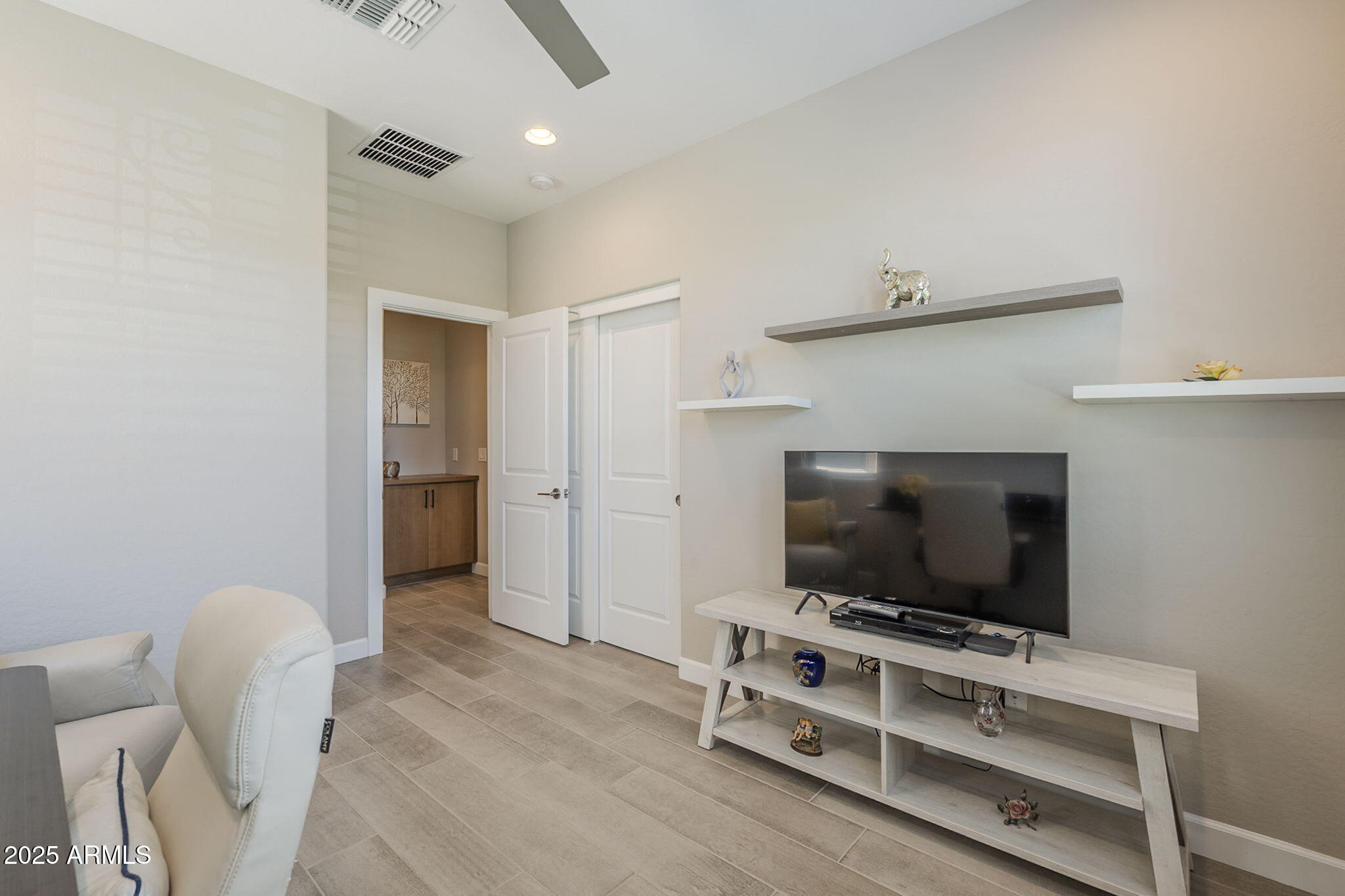758 E FARMERS Lane
