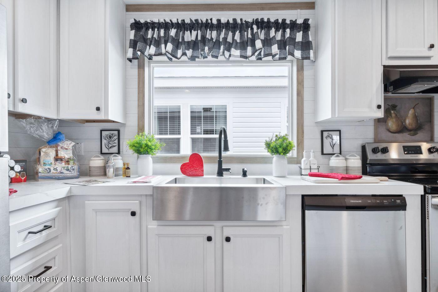 200 W 20th Street, D21