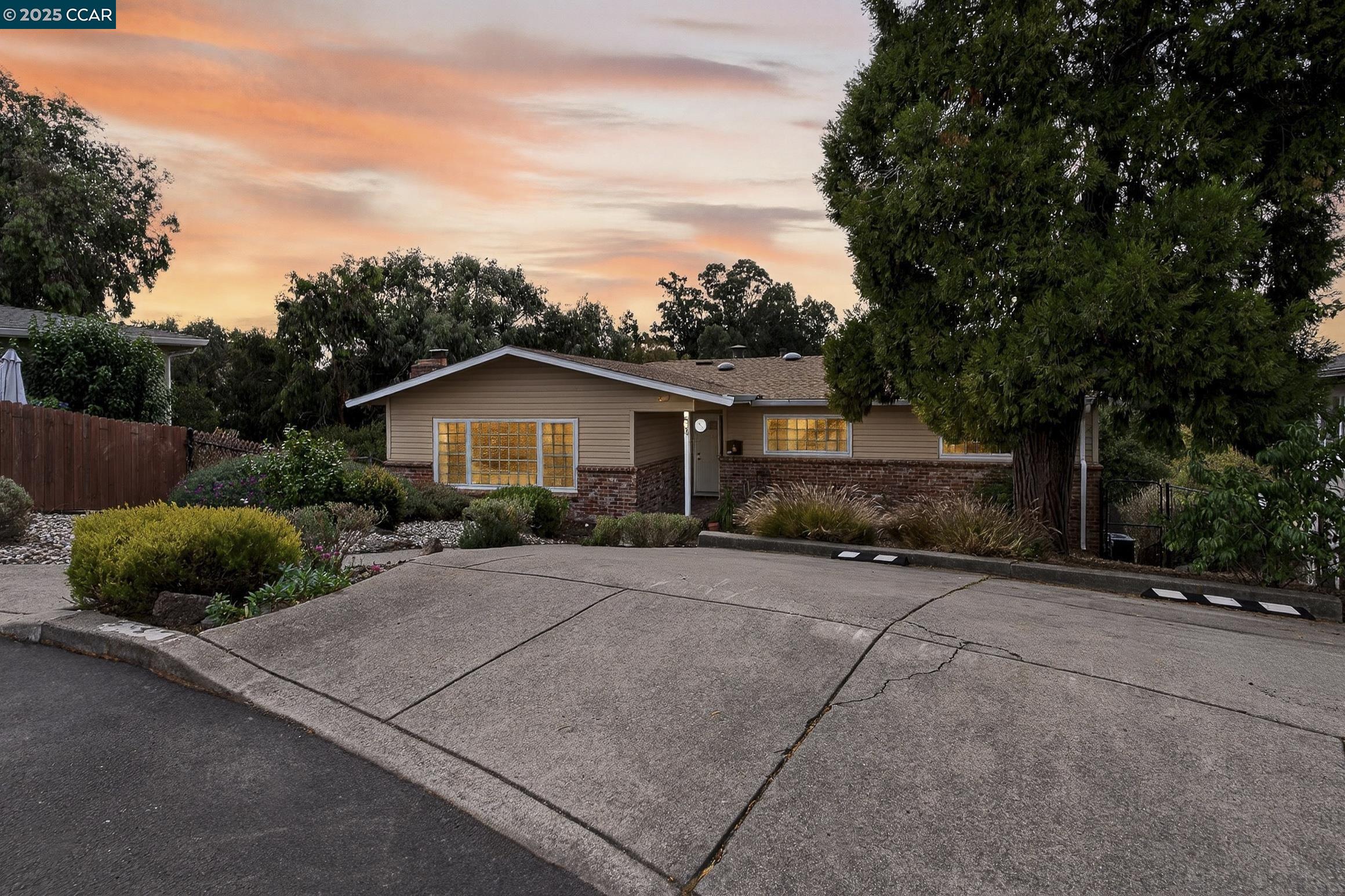 594 Summit Dr