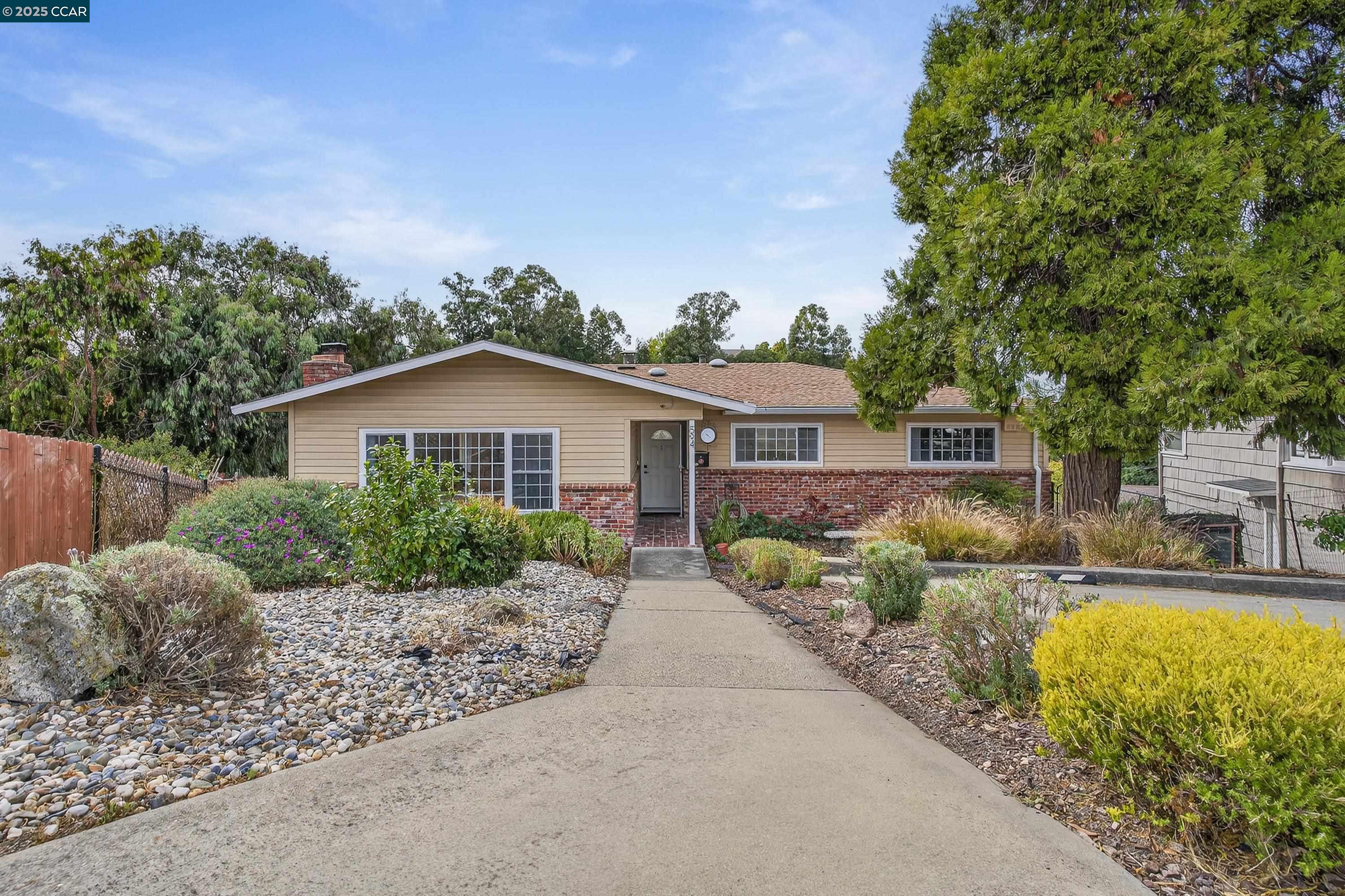 594 Summit Dr