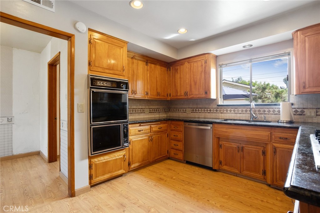 1040 E Comstock Avenue