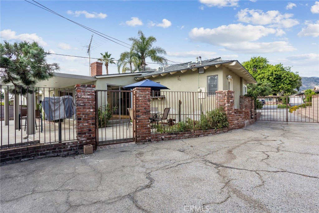 1040 E Comstock Avenue