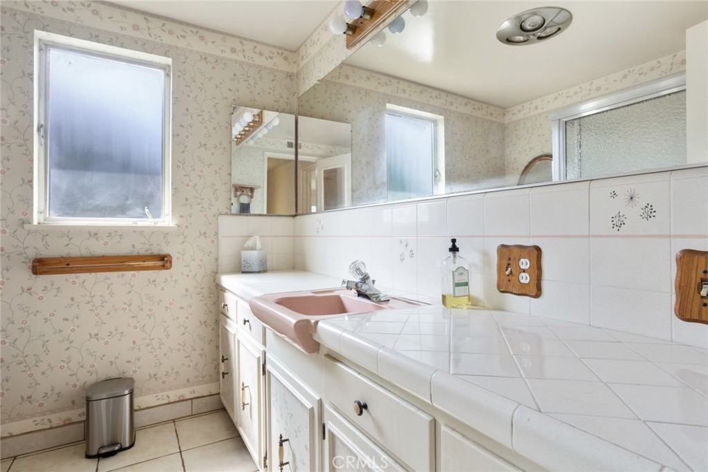 1040 E Comstock Avenue