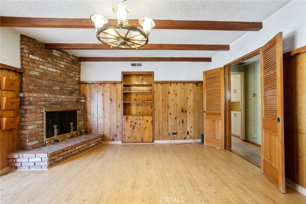 1040 E Comstock Avenue