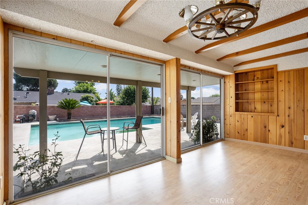 1040 E Comstock Avenue