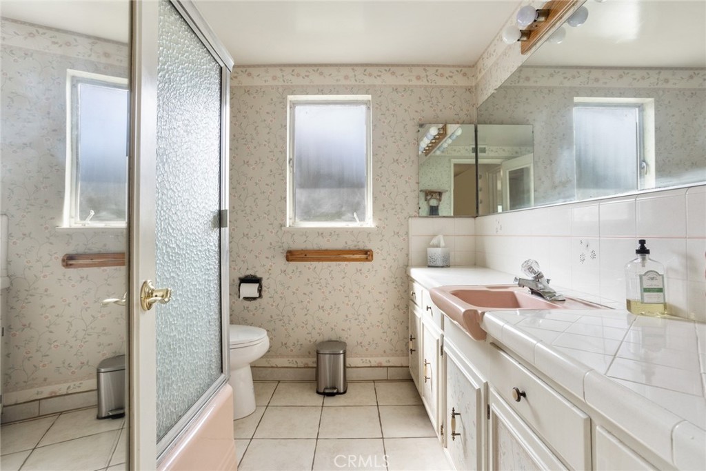 1040 E Comstock Avenue