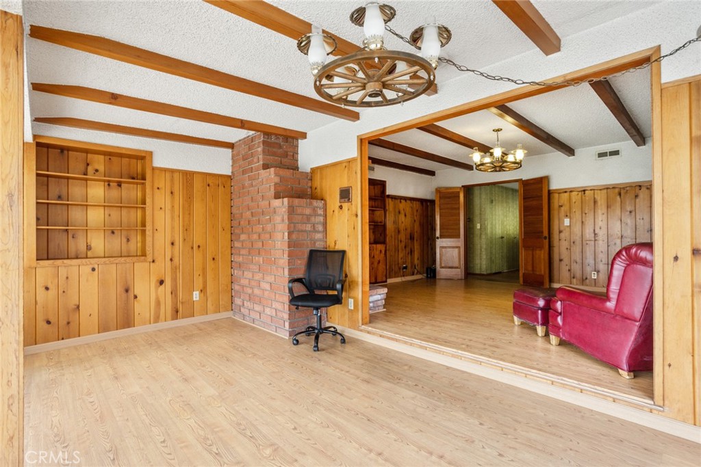 1040 E Comstock Avenue