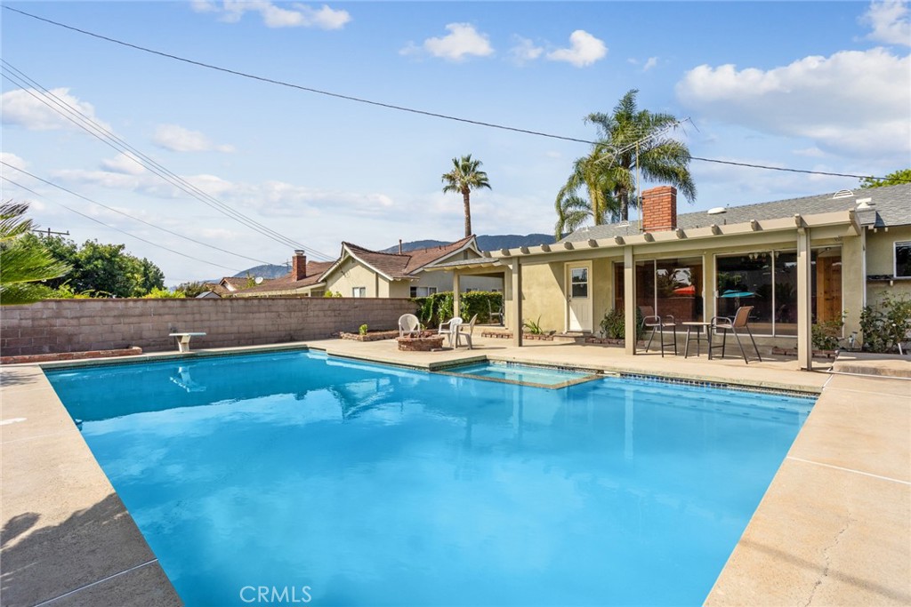 1040 E Comstock Avenue