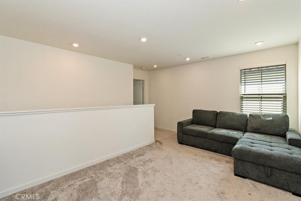 1046 W Buttercup Lane