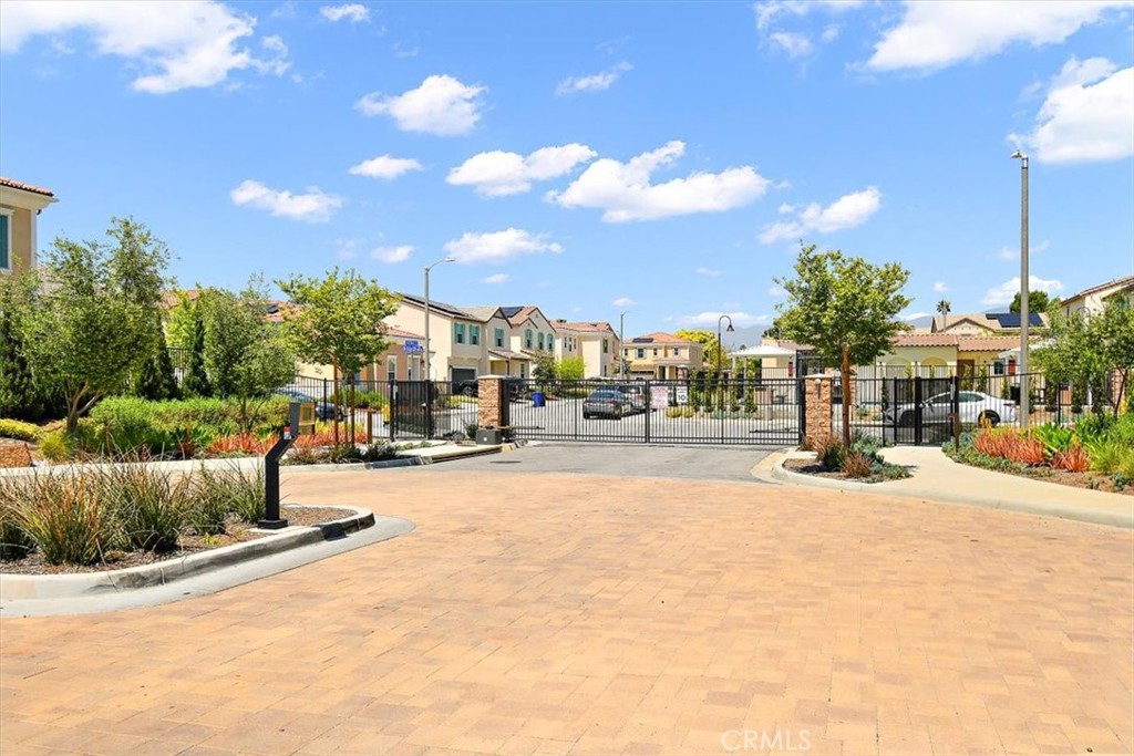 1046 W Buttercup Lane