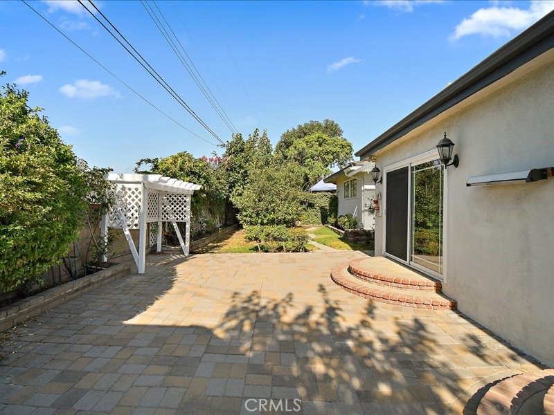 560 W Leadora Avenue