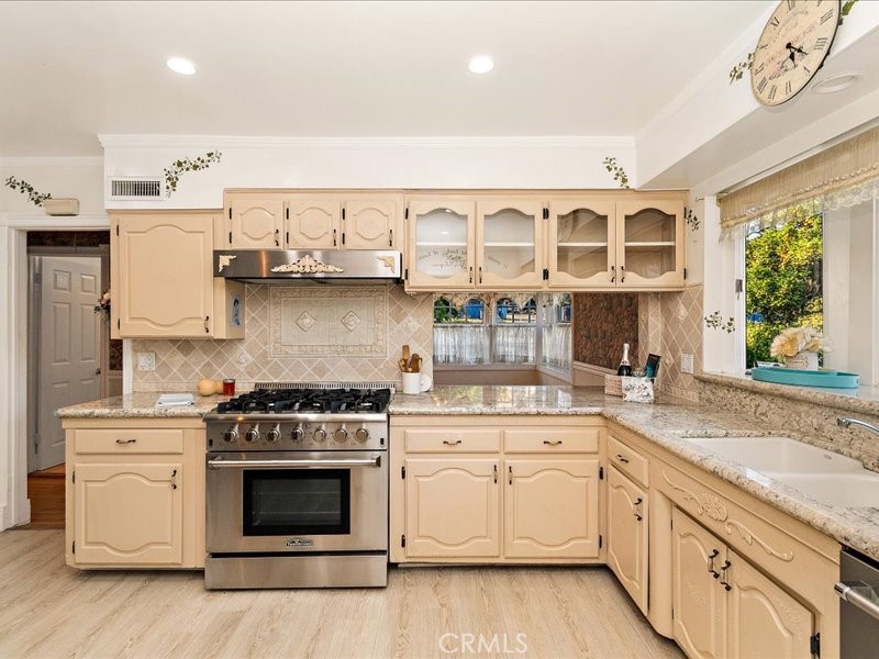 560 W Leadora Avenue