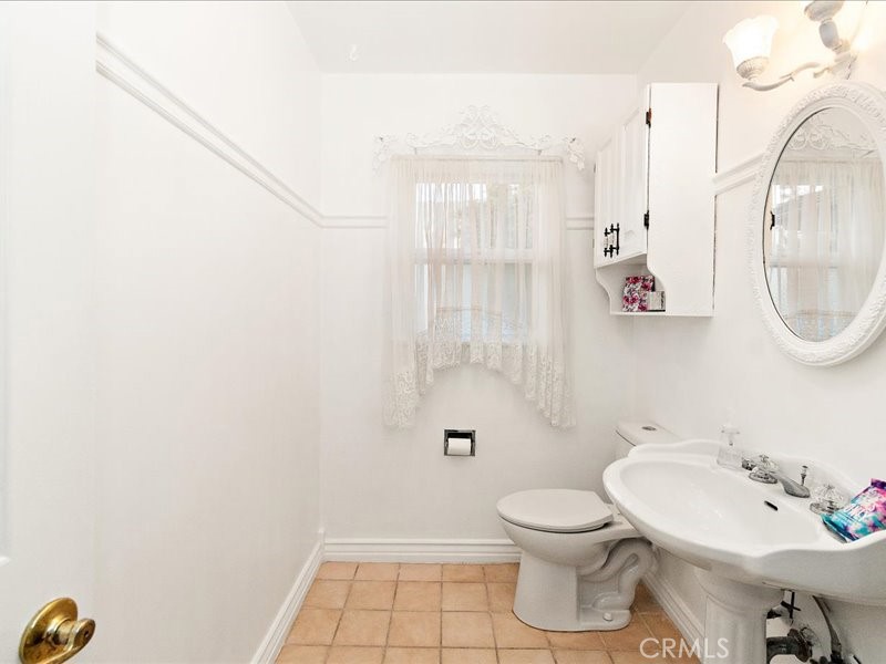 560 W Leadora Avenue