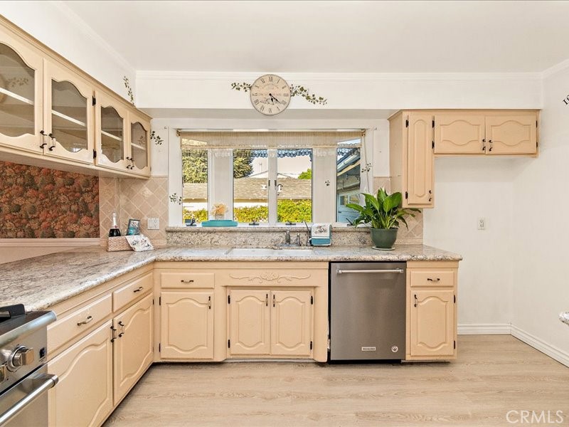 560 W Leadora Avenue