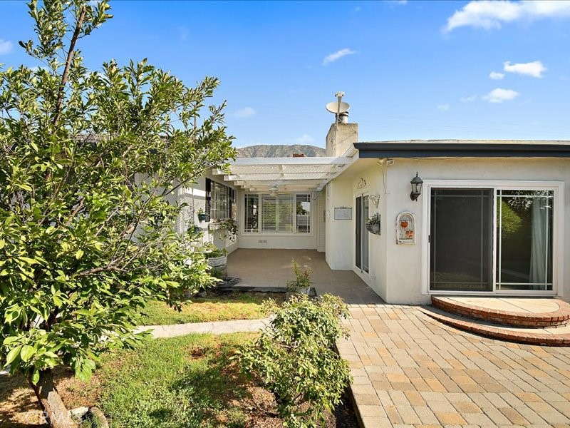 560 W Leadora Avenue