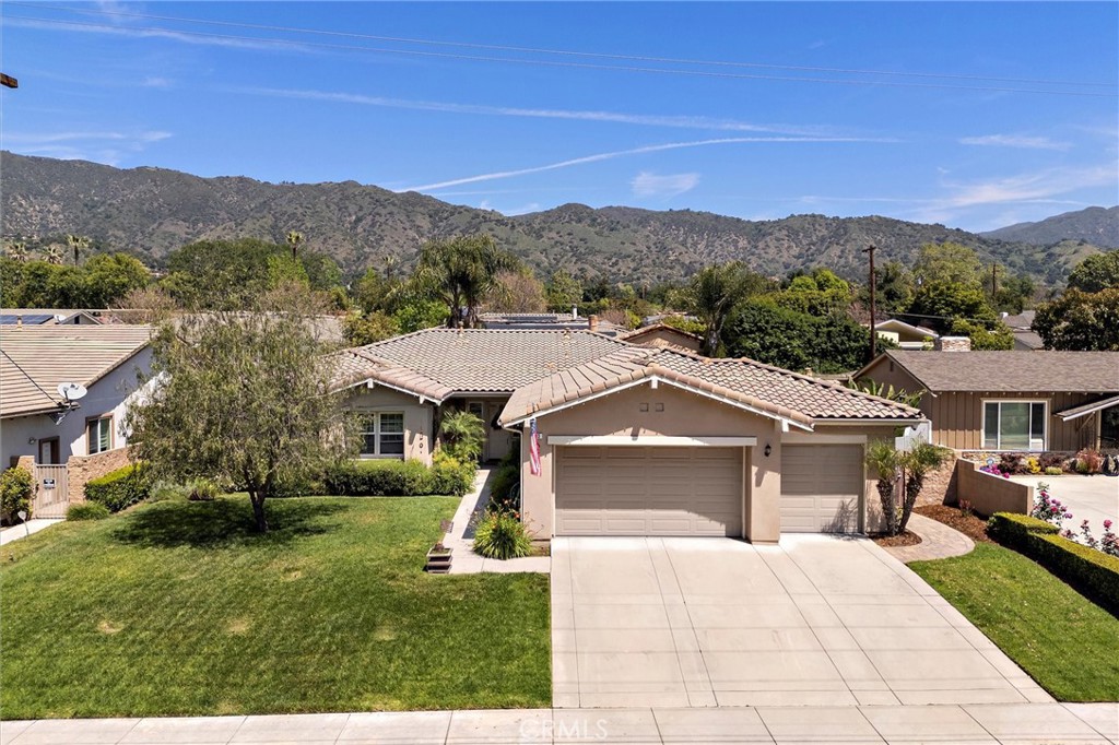 733 E Leadora Avenue