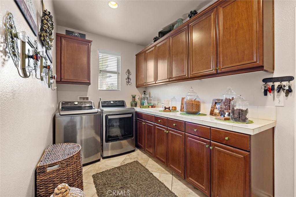 733 E Leadora Avenue