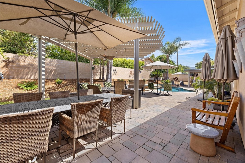 733 E Leadora Avenue