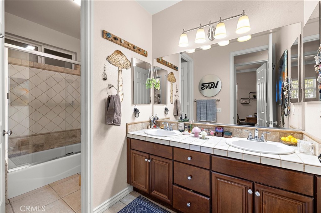 733 E Leadora Avenue