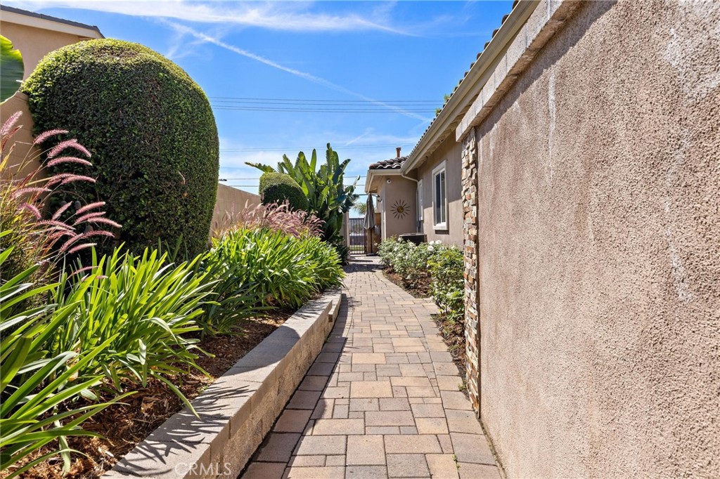 733 E Leadora Avenue