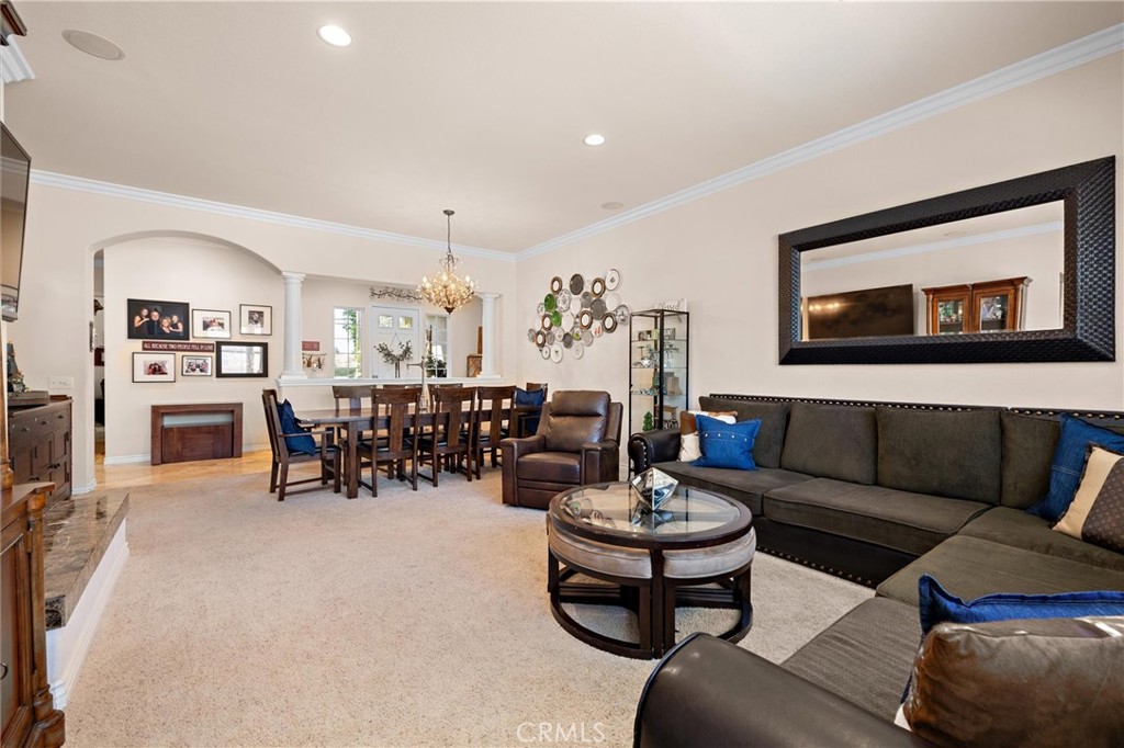 733 E Leadora Avenue