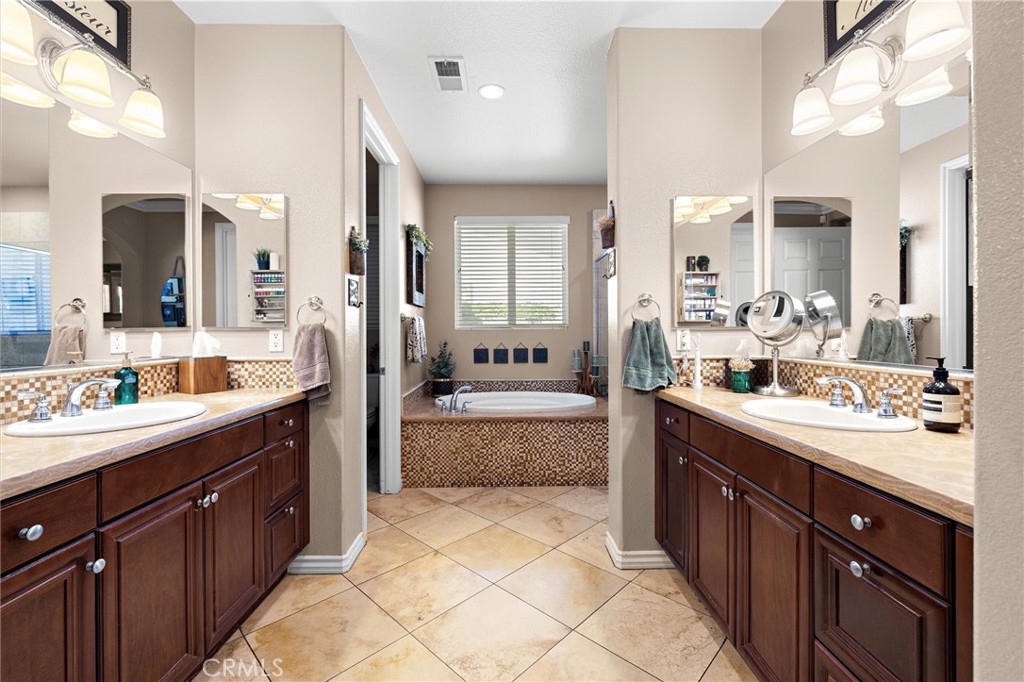 733 E Leadora Avenue