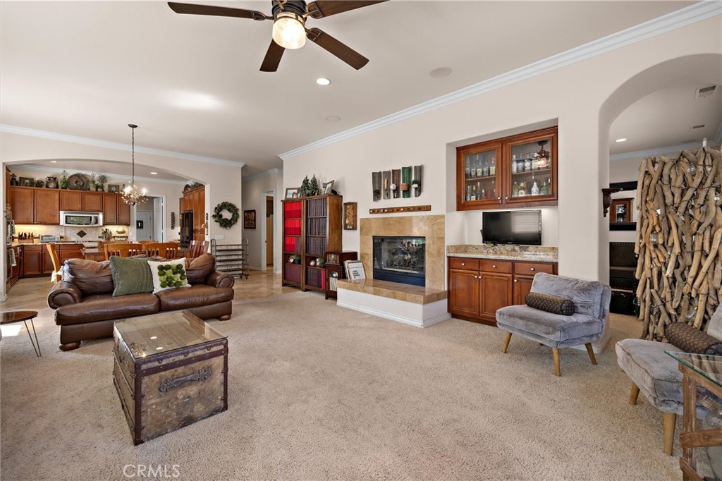 733 E Leadora Avenue