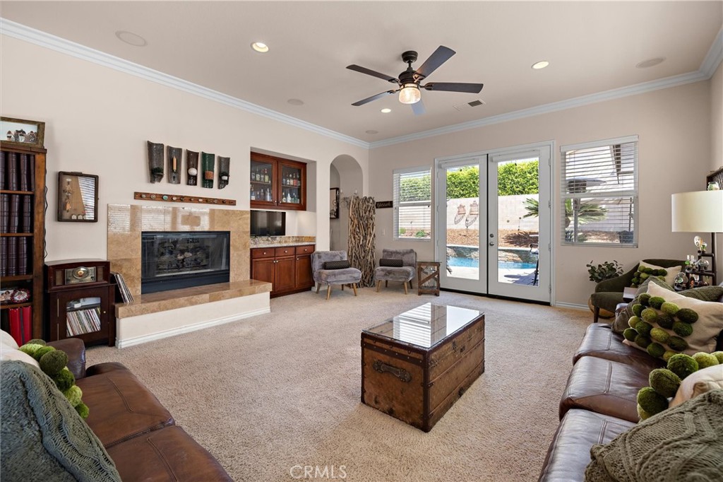 733 E Leadora Avenue