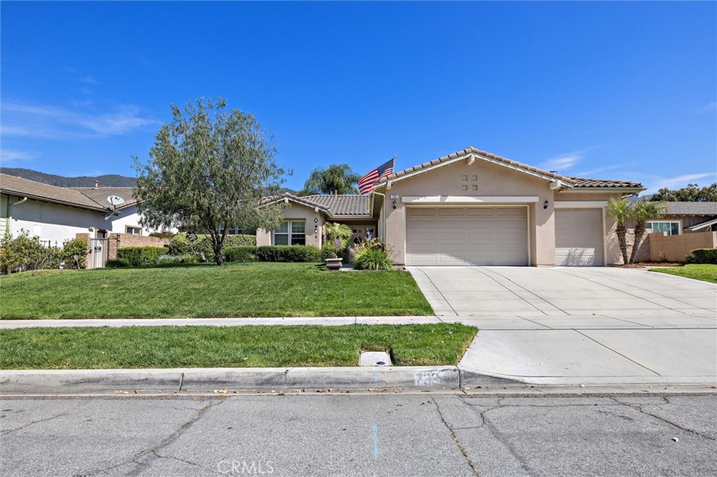 733 E Leadora Avenue