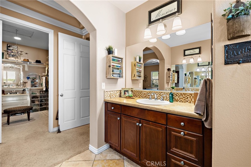 733 E Leadora Avenue