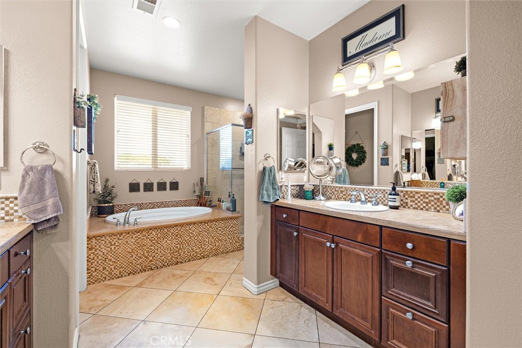 733 E Leadora Avenue