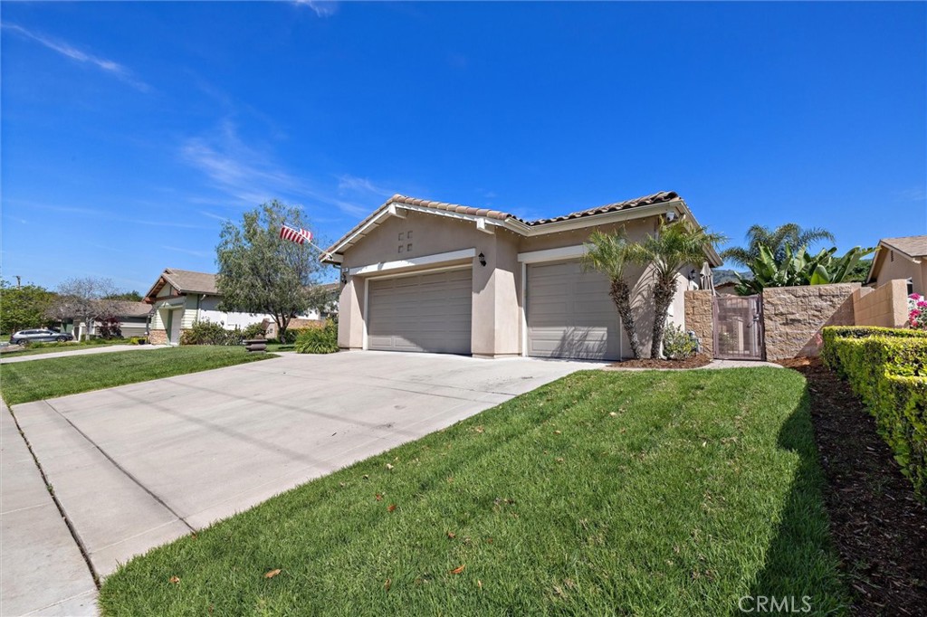 733 E Leadora Avenue