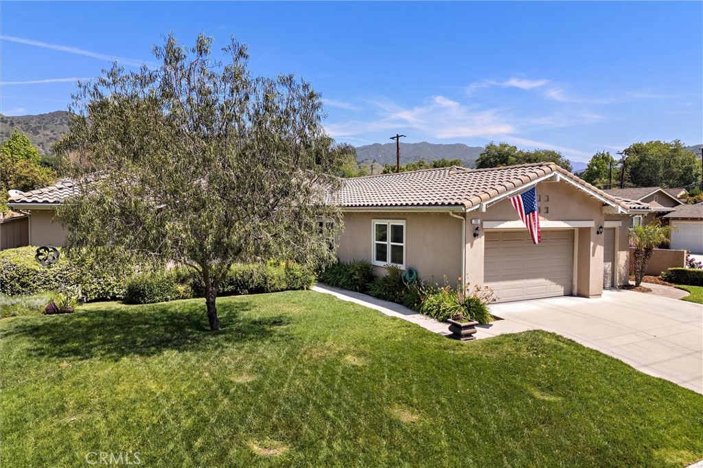 733 E Leadora Avenue