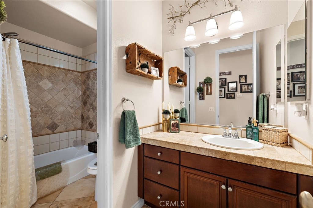 733 E Leadora Avenue