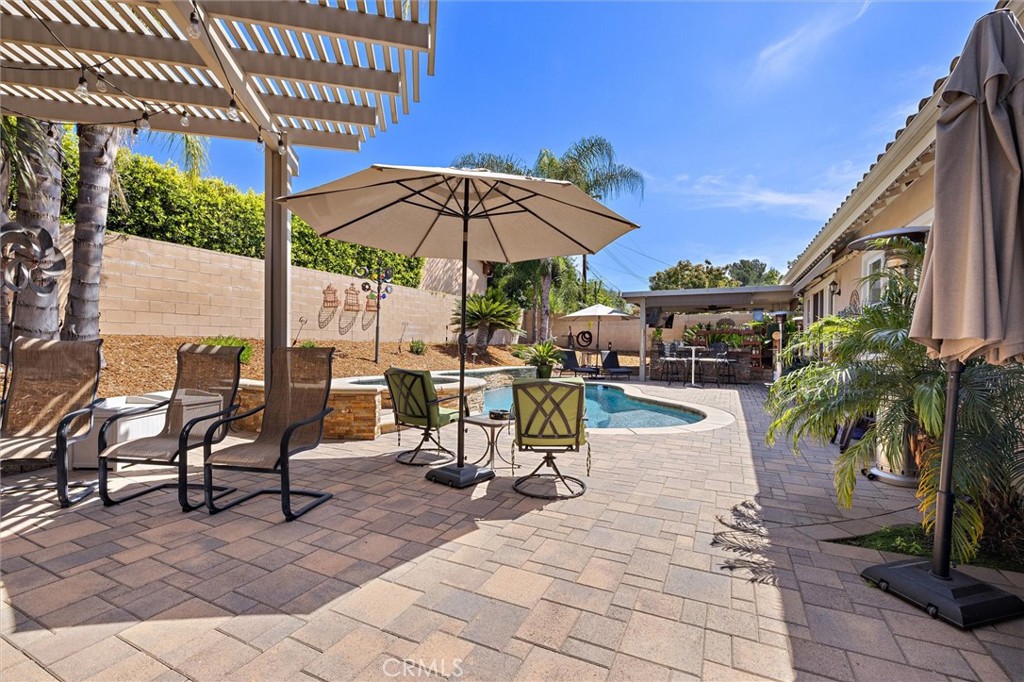 733 E Leadora Avenue