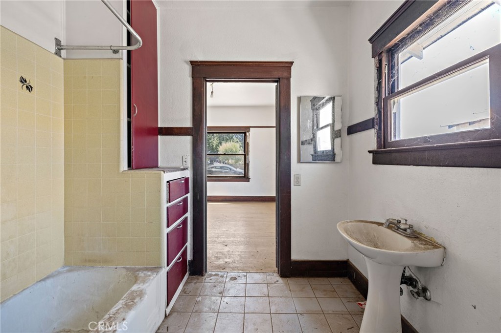 401 Glendora Avenue N