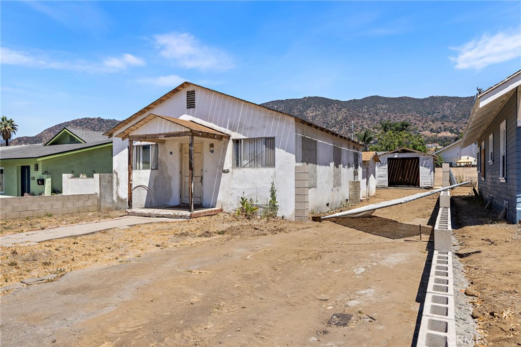 105 W Whitcomb Avenue W