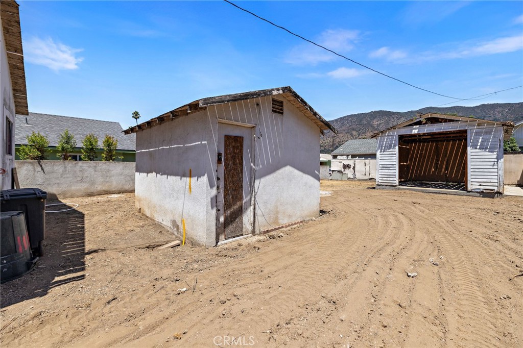 105 W Whitcomb Avenue W