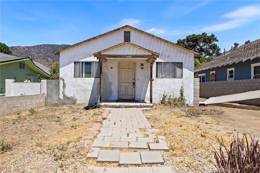 105 W Whitcomb Avenue W