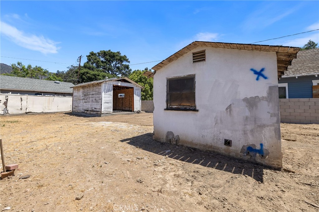 105 W Whitcomb Avenue W