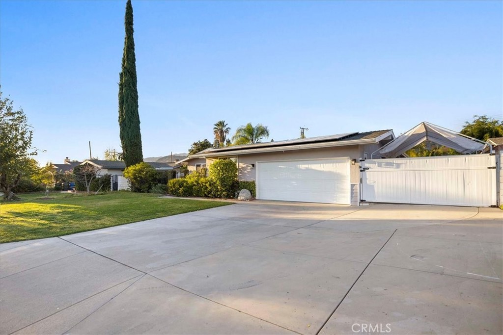 933 E Woodland