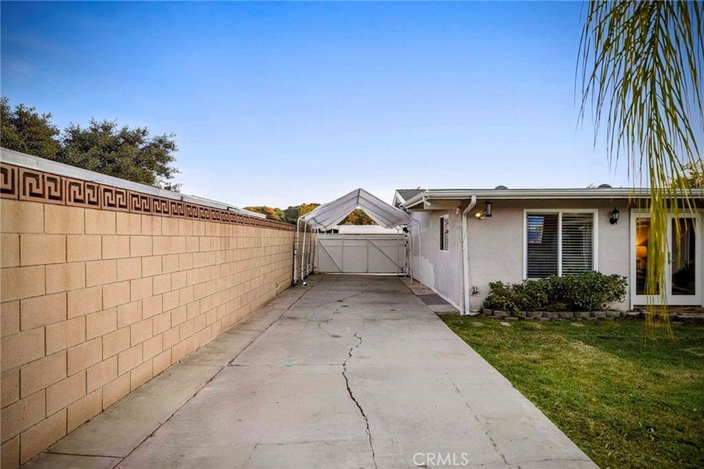 933 E Woodland