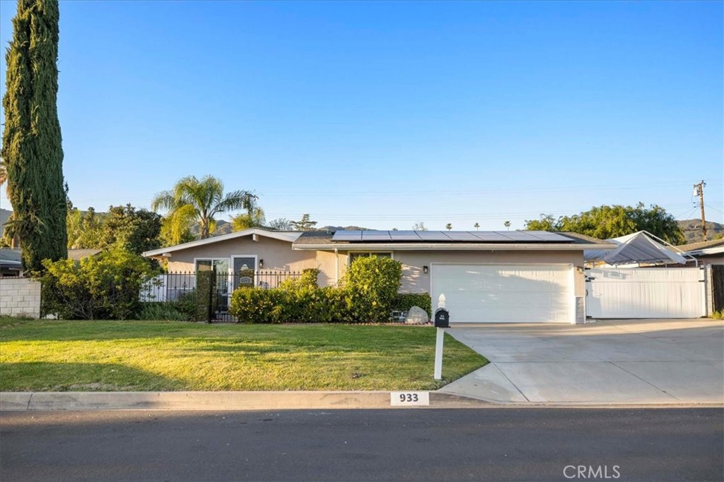 933 E Woodland