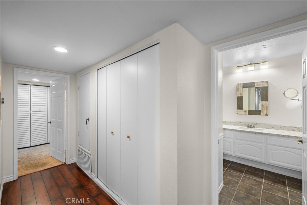 1083 Lakeview