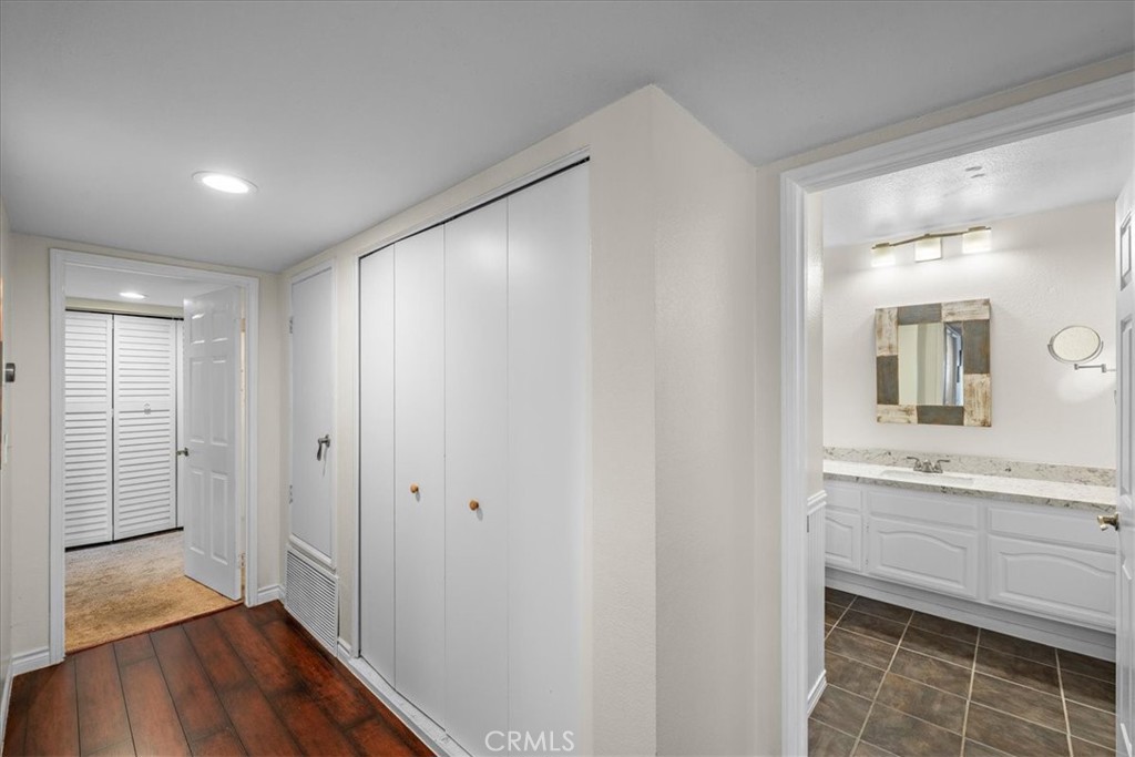 1083 Lakeview